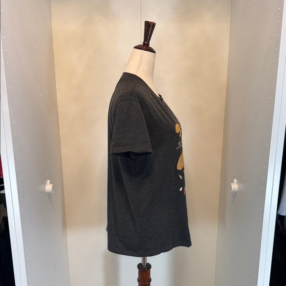 Gray T-Shirt with Capybara and Floral Design - Picture 4 of 6